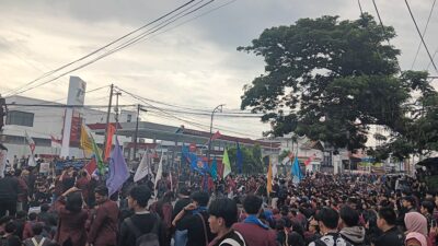 Aliansi Merah Maron Padati Bundaran Saronde