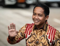 Menteri Kehutanan Raja Juli Antoni Klarifikasi Foto Viral Bermain Domino